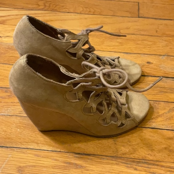 Bongo Size 6 Tan Wedge Heels - Picture 2 of 4